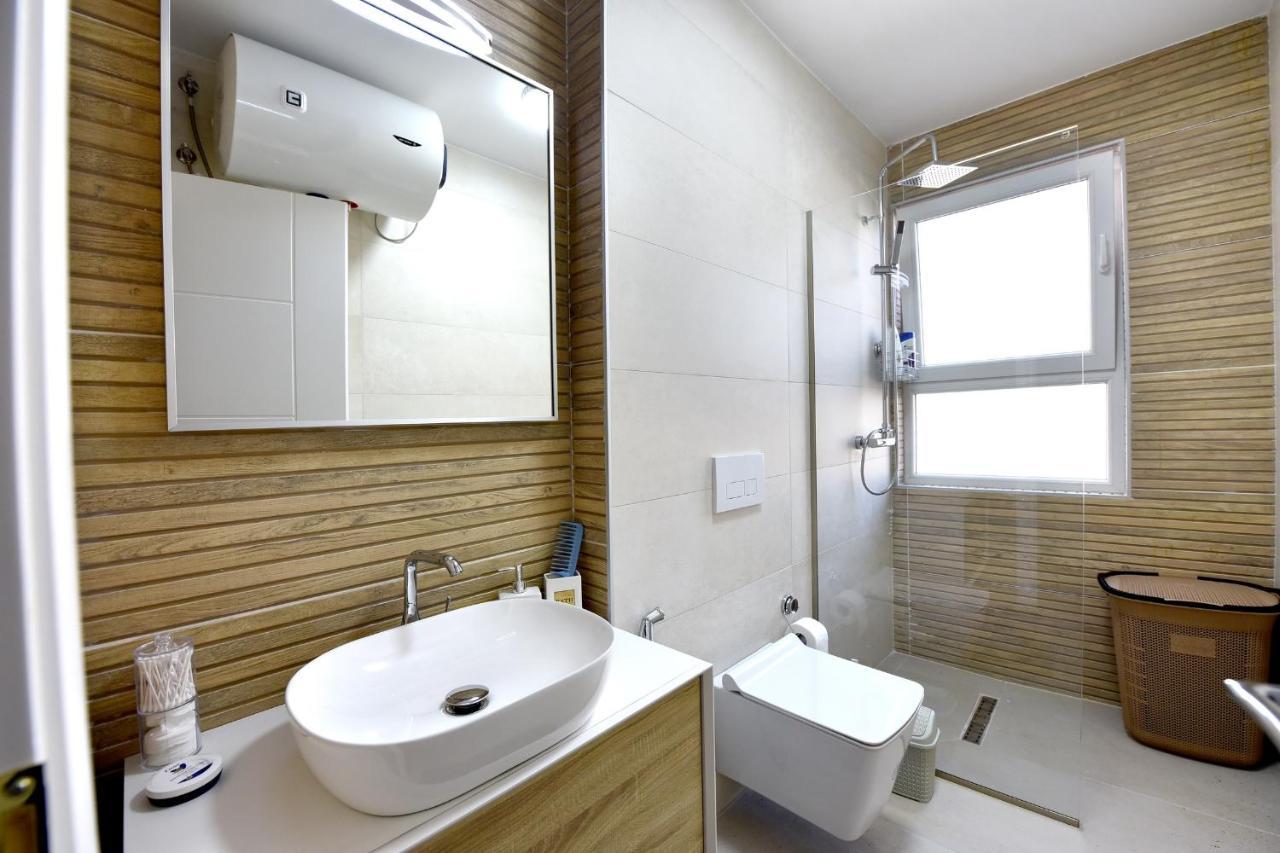 Noir Living 2 Bedroom Apartamento Tirana